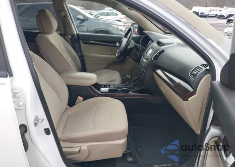 2015 Kia Sorento Lx z USA, uszkodzony, nr VIN 5XYKTCA67FG560895